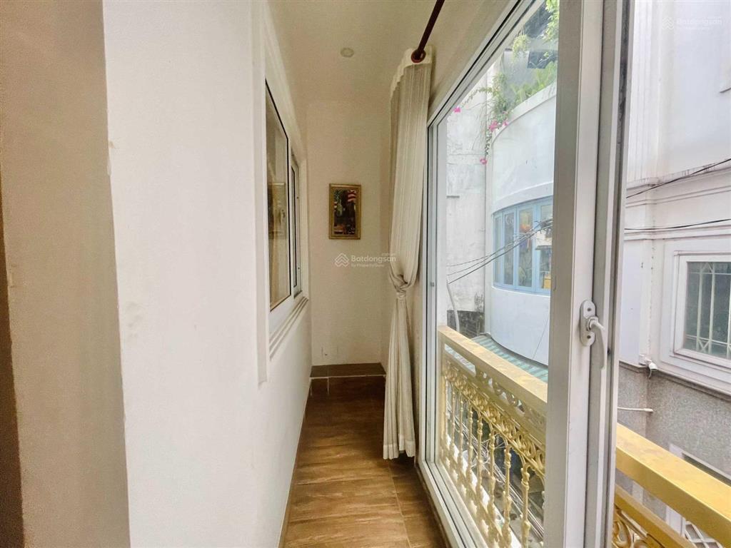 Căn hộ có cửa sổ balcony, rộng 20m2, đường phạm ngọc thạch q3