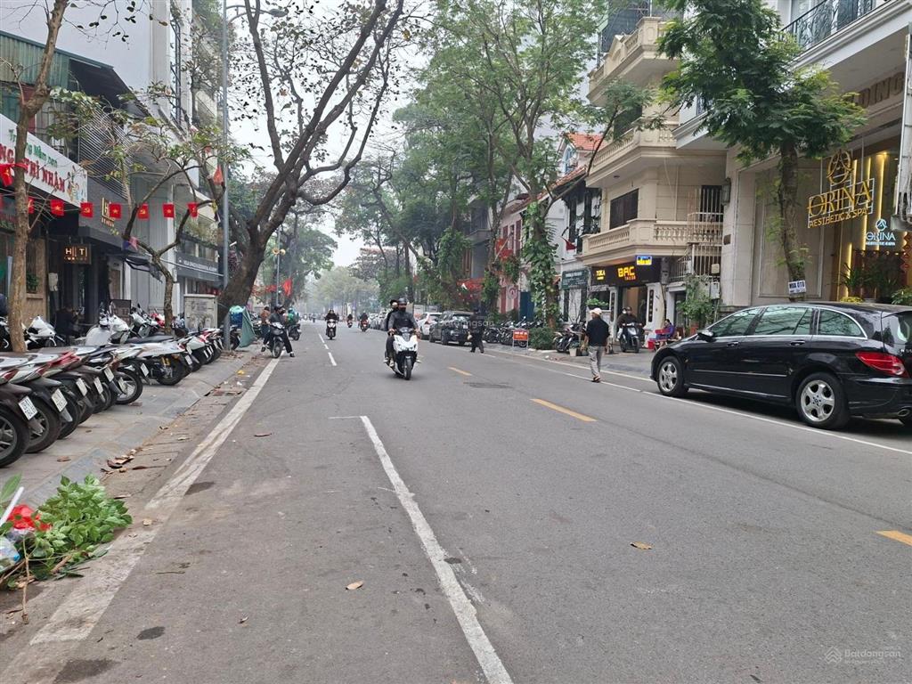 Bán nhà mặt phố hòa mã, 188m, 8 tầng, hướng đông nam  ngã tư  vỉa hè thang máydòng tiền ổn đinh