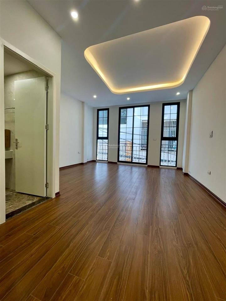 Trung tâm bách  kinh  xây  ngõ thông ô tô kinh doanh  sau qh một nhà ra phố  dòng tiền tốt
