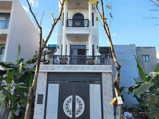 Nc nhà 3 tầng đẹp đường lò lu q9 dt 66,9m2. diện tích sàn 154m2
hướng đông nam mát mẻ