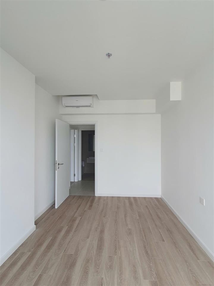 Còn 1 căn góc 2 pn 84m2  giá 12,9 tr/th  có nội thất  view vạn phúc + lk81 hồ bơi ở ngay