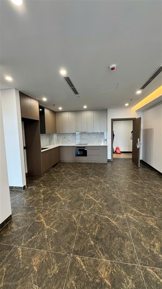 Cho thuê căn góc 2pn trục d11 giá 12 triệu/tháng, diện tích 75m2, có full bếp + tbvs.  0961 940 ***