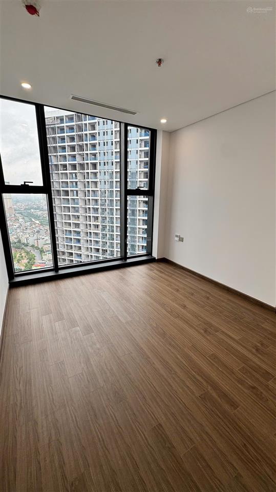 Cho thuê căn góc 2pn trục d11 giá 12 triệu/tháng, diện tích 75m2, có full bếp + tbvs.  0961 940 ***