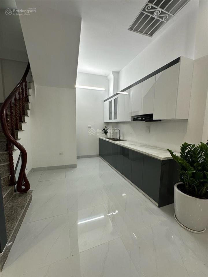 Mặt ngõ thông phố giáp nhị, 32m2x6t, giá 8.8 tỷ sổ cc kd có tl