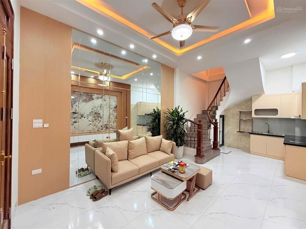 Ô tô đỗ cổng phố minh khai 2 thoáng dân xây 45m x6t giá 8.1 tỷ sổ đỏ cc có tl