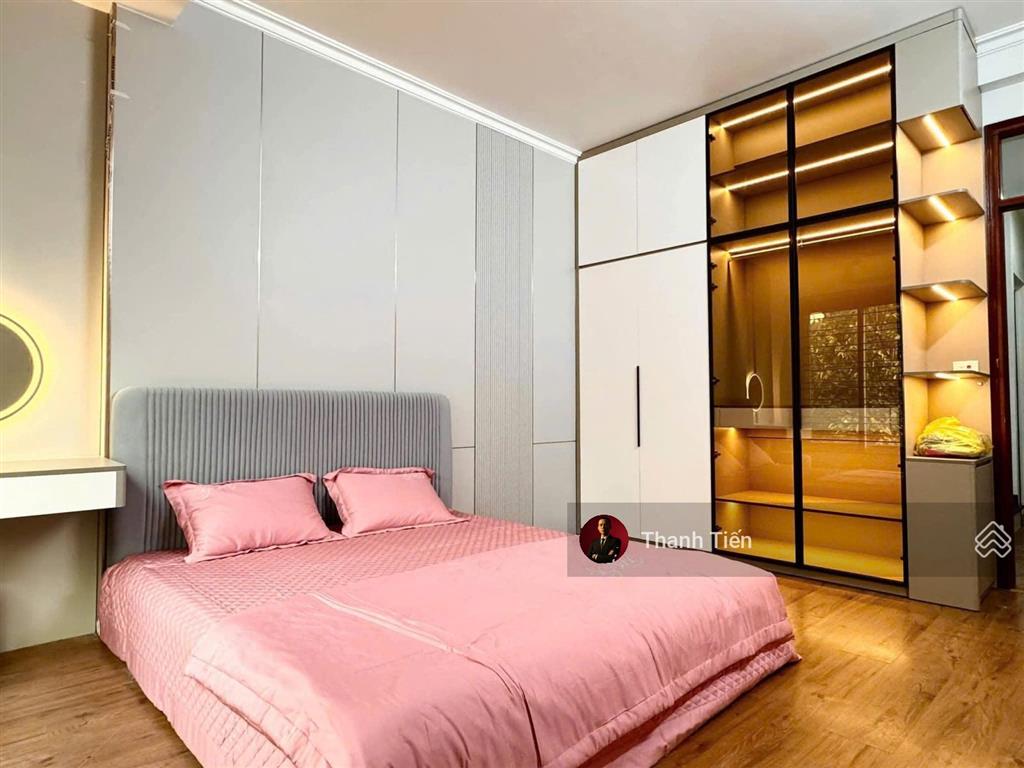 Đối diện vincom. nhà 4 tầng (4,5x16m). xe hơi ngủ nhà. giá chỉ 14,5 tỷ còn thương lượng