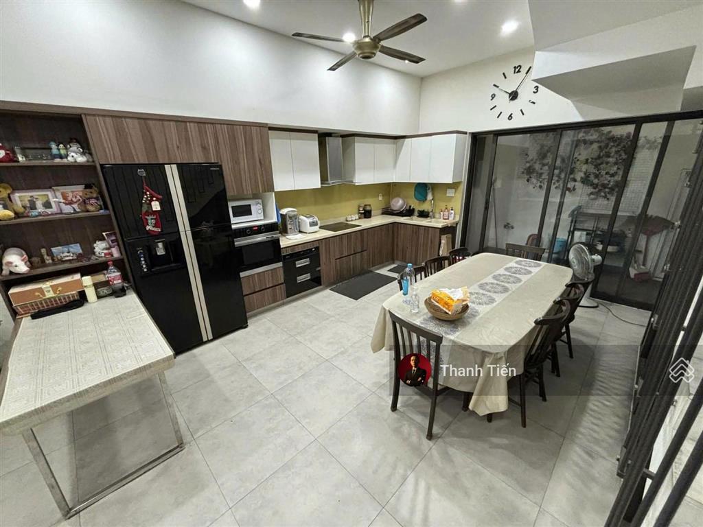 Bán tòa nhà hầm + 5 tầng thang máy (5,5x16m) mặt tiền ngay thăng long  cộng hòa. cách sân bay 500m