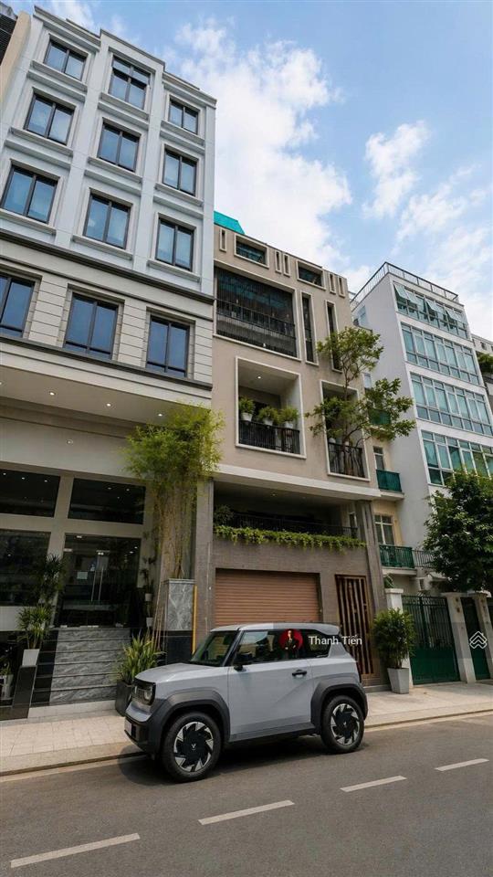 Bán tòa nhà hầm + 5 tầng thang máy (5,5x16m) mặt tiền ngay thăng long  cộng hòa. cách sân bay 500m