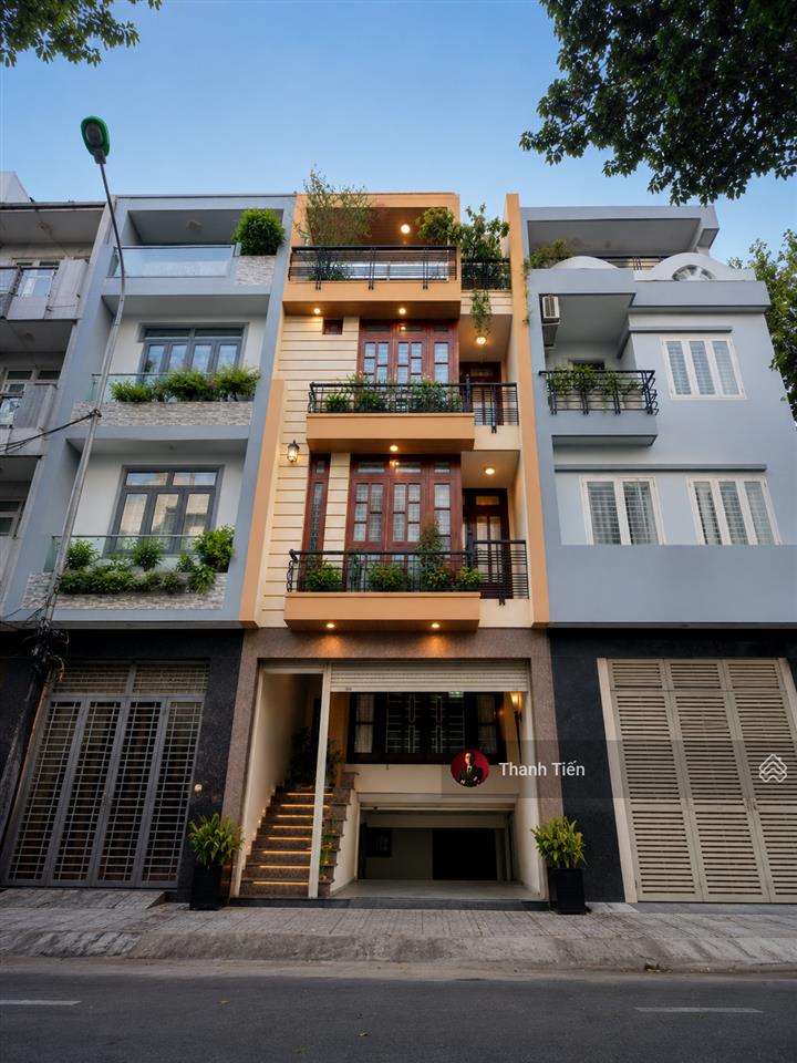 Bán nhà mới đẹp. hầm + 4 tầng. bề ngang 4,5m rộng rãi. mặt tiền đường hoa lan sát phan xích long