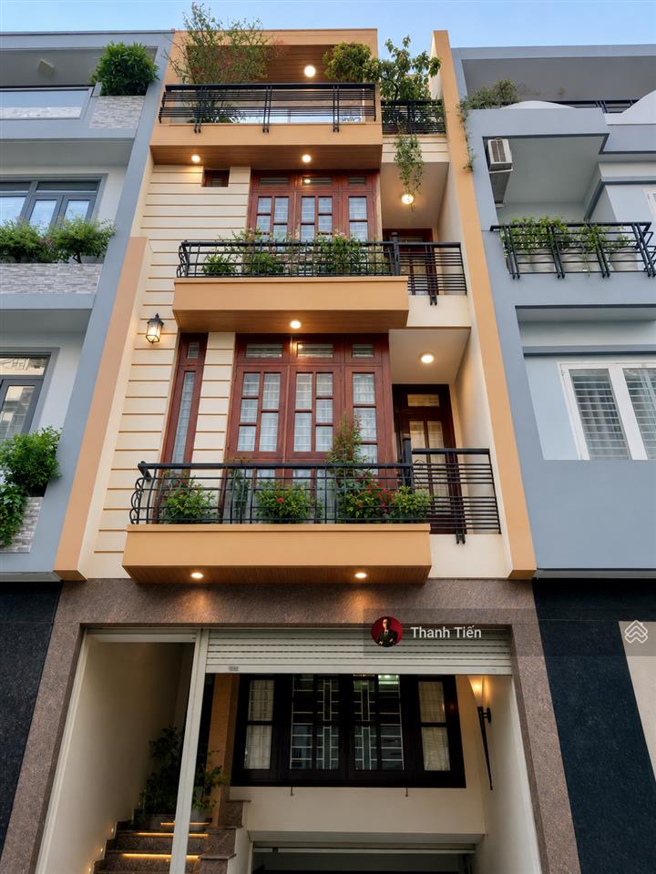 Bán nhà mới đẹp. hầm + 4 tầng. bề ngang 4,5m rộng rãi. mặt tiền đường hoa lan sát phan xích long
