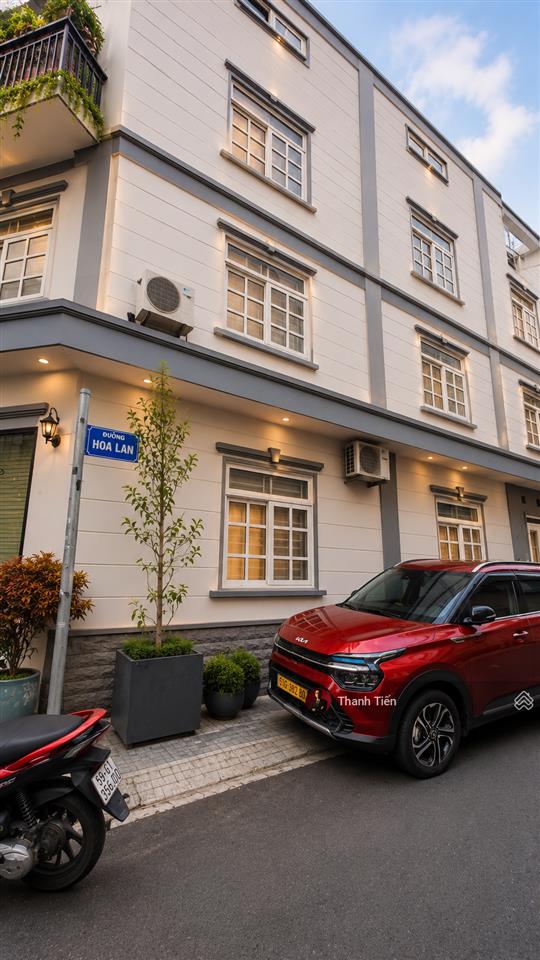 Bán nhà mới đẹp. hầm + 4 tầng. bề ngang 4,5m rộng rãi. mặt tiền đường hoa lan sát phan xích long