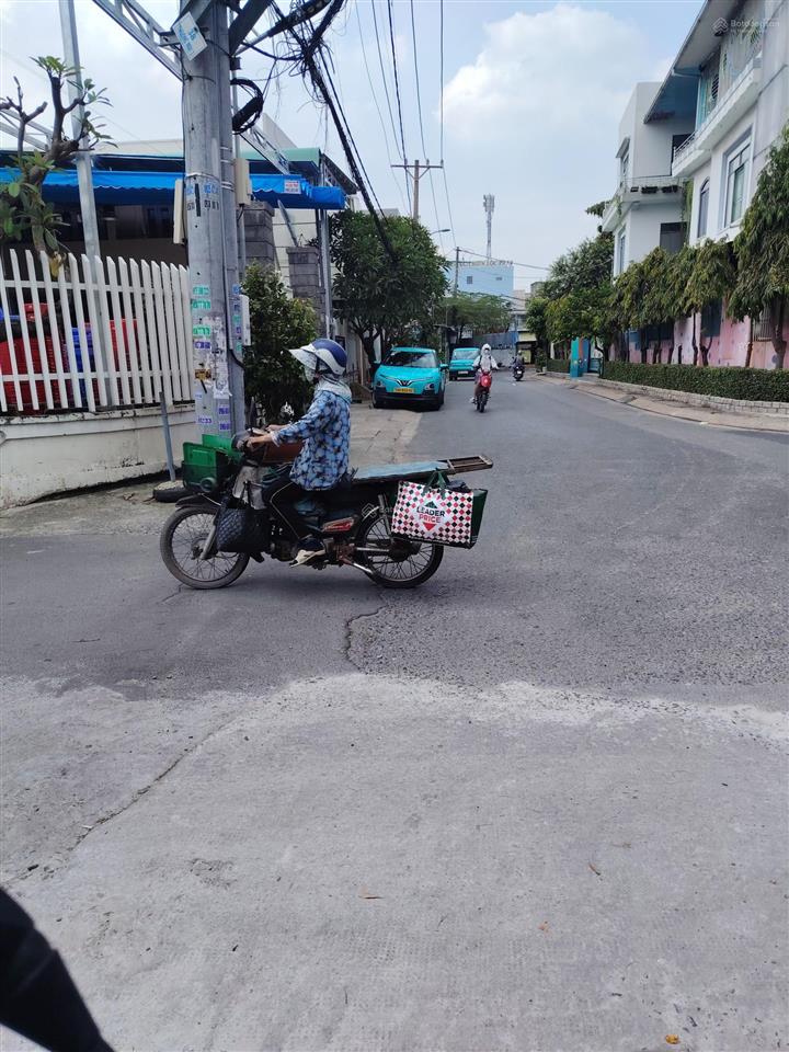 Bán nhà cấp 4 hẻm đường song hành, trứng chánh.3,550 tỷ.  0832 369 ***