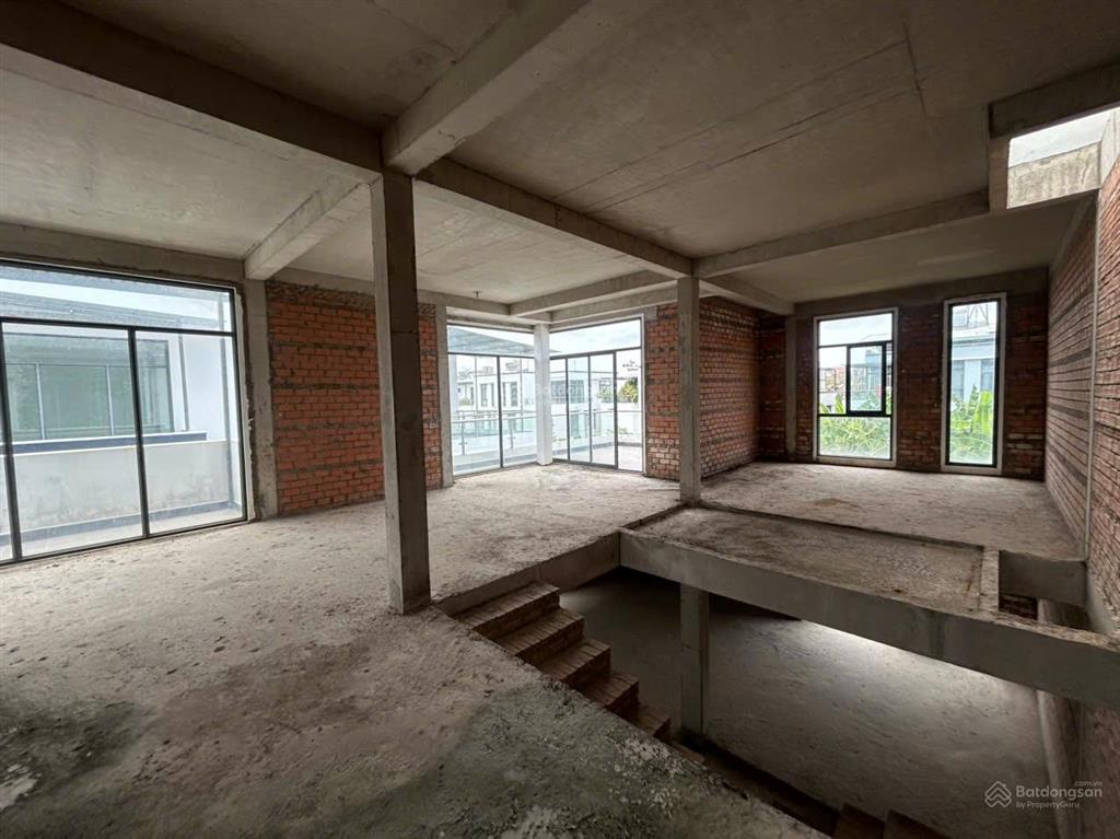 Chủ ngộp gửi bán gấp biệt thự 320m² (10x32m) gần hồ giá 22tỷ, tốt nhất khu!