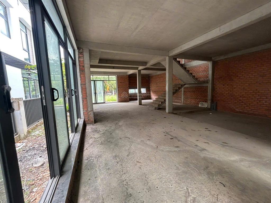 Chủ ngộp gửi bán gấp biệt thự 320m² (10x32m) gần hồ giá 22tỷ, tốt nhất khu!