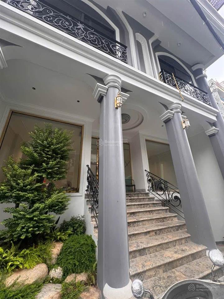 Bán khách sạn cao cấp mặt phố giảng võ dt 117m2 mặt tiền 8.3m xây 10 tầng chỉ hơn 70 tỷ