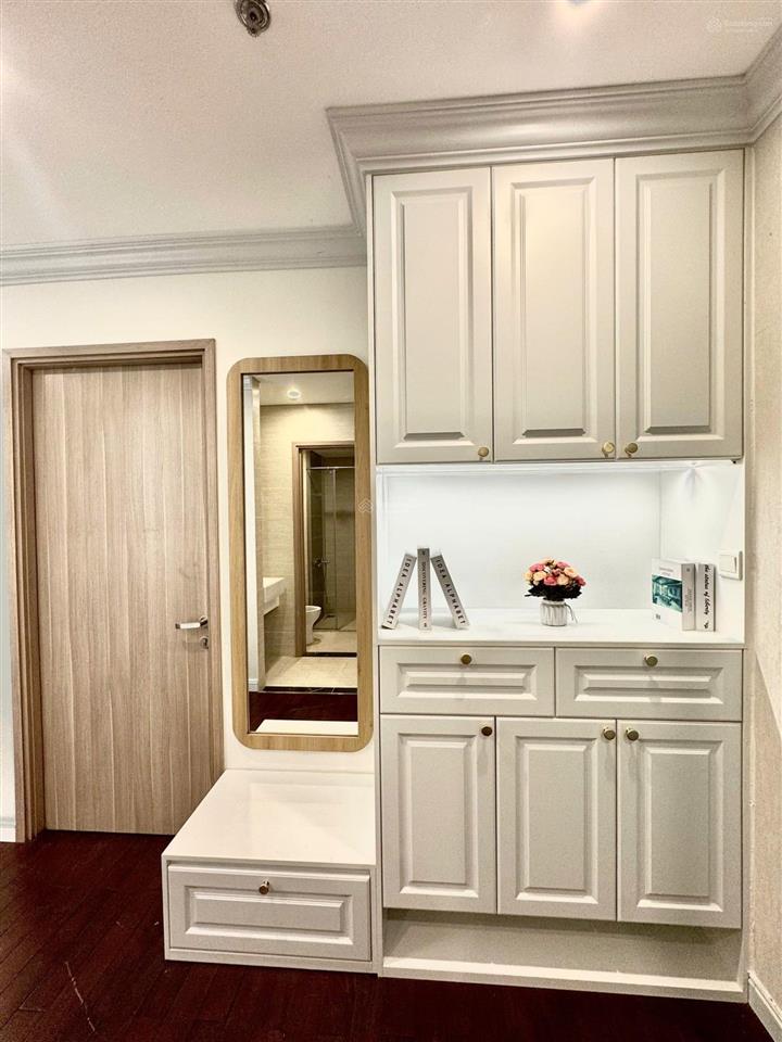 Không có nhu cầu sử dụng chính chủ cần bán 2pn 1wc tòa s108. full nội thất. sẵn sổ. hỗ trợ vay 70%