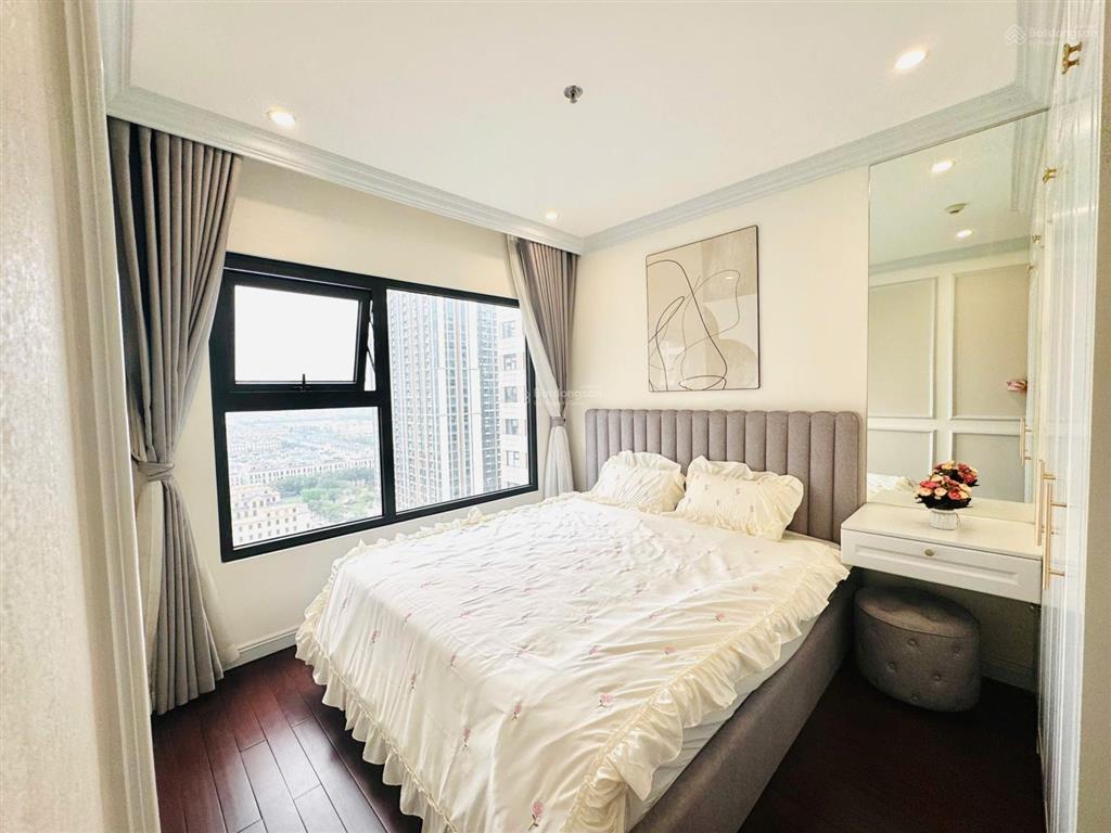 Không có nhu cầu sử dụng chính chủ cần bán 2pn 1wc tòa s108. full nội thất. sẵn sổ. hỗ trợ vay 70%