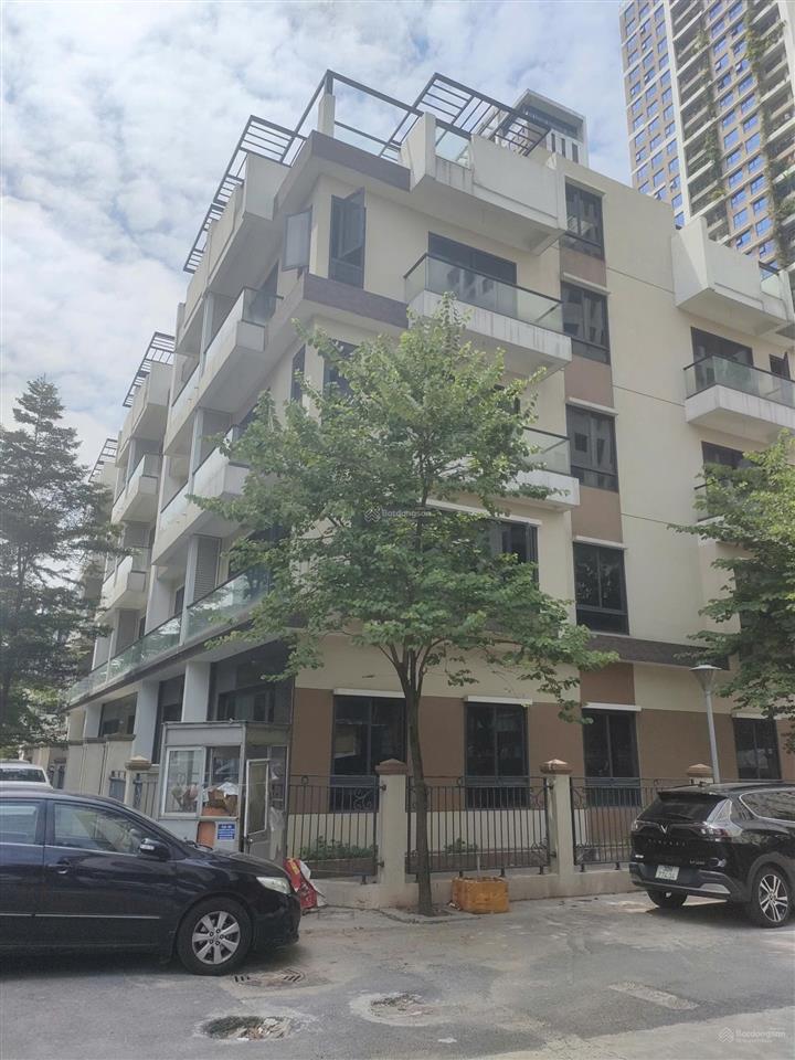 Cho thuê 1 cặp căn liền kề mặt phố 6th element tây hồ tây