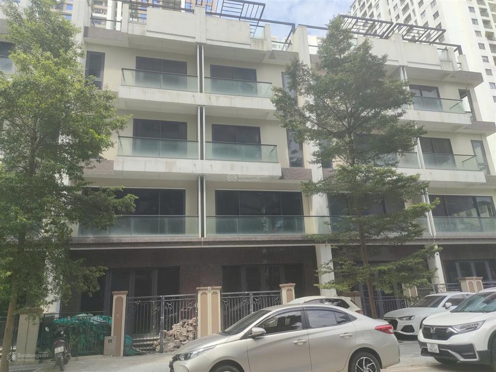 Cho thuê 1 cặp căn liền kề mặt phố 6th element tây hồ tây