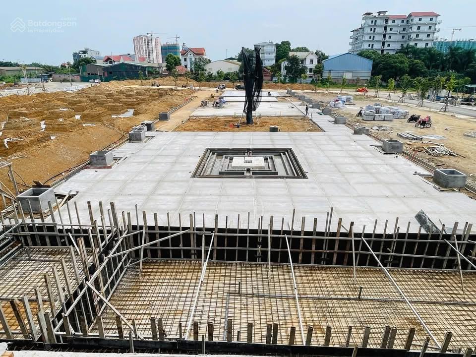 Bán liền kề đang xây thô sẵn kinh doanh được ngay. dt. 227,5m2