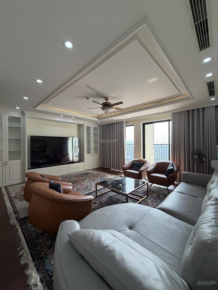 Chính chủ bán gấp căn 137m2 tầng trung roman plaza. giá bán thương lượng.  0854 866 ***
