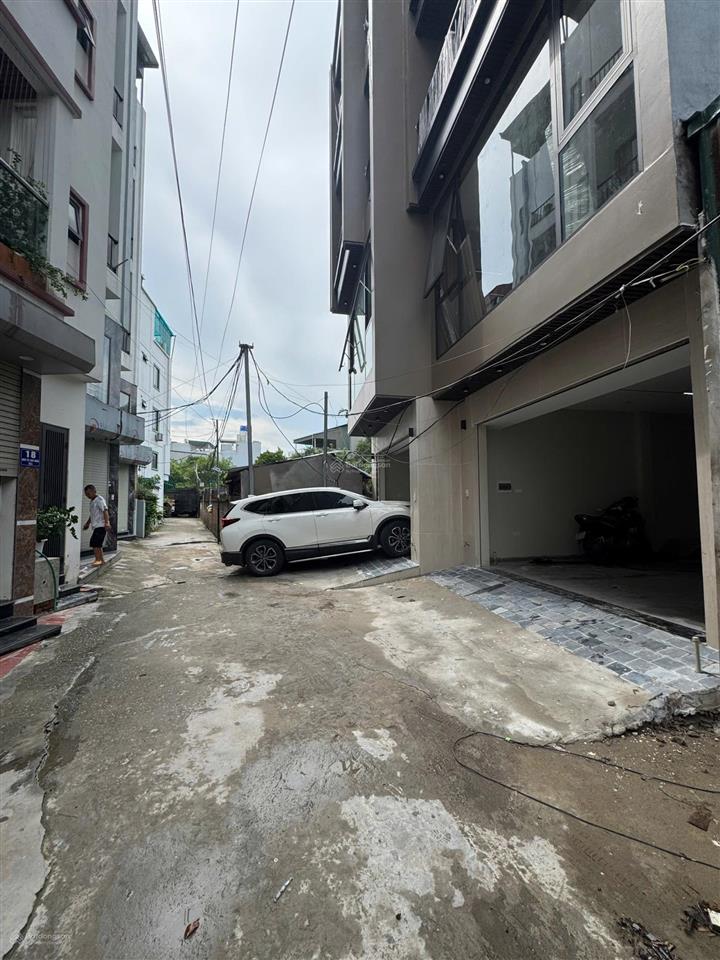 Nhà cự khối, long biên gần cầu thanh trì. 7 chỗ vào nhà, 6 tầng thang máy. giá 10,8 tỷ có tl
