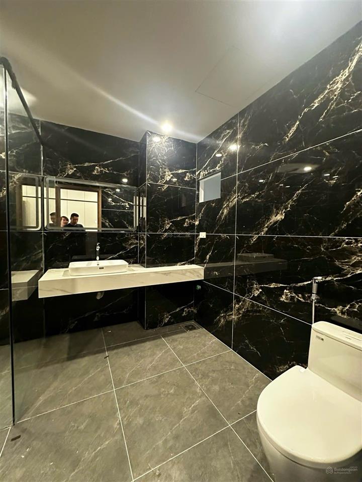 Phố lâm hạ, bồ đề, long biên. cách 15m ra hồ. 68m2 mt 5m. xây 7 tầng thang máy full đồ. 24,5 tỷ