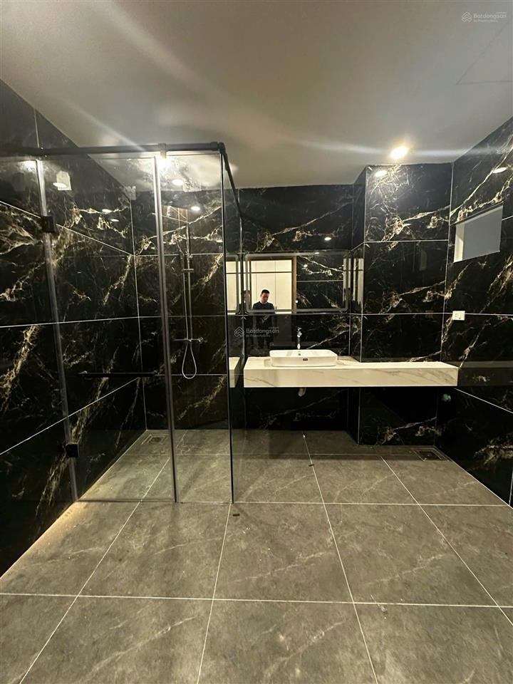 Phố lâm hạ, bồ đề, long biên. cách 15m ra hồ. 68m2 mt 5m. xây 7 tầng thang máy full đồ. 24,5 tỷ