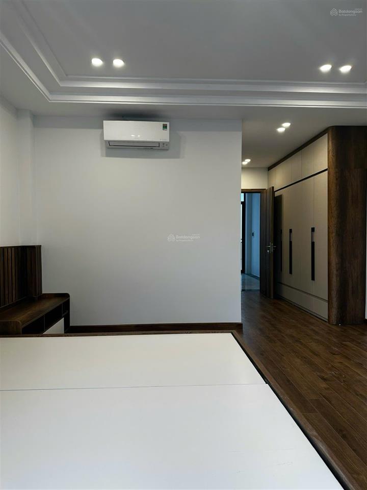 Phố lâm hạ, bồ đề, long biên. cách 15m ra hồ. 68m2 mt 5m. xây 7 tầng thang máy full đồ. 24,5 tỷ