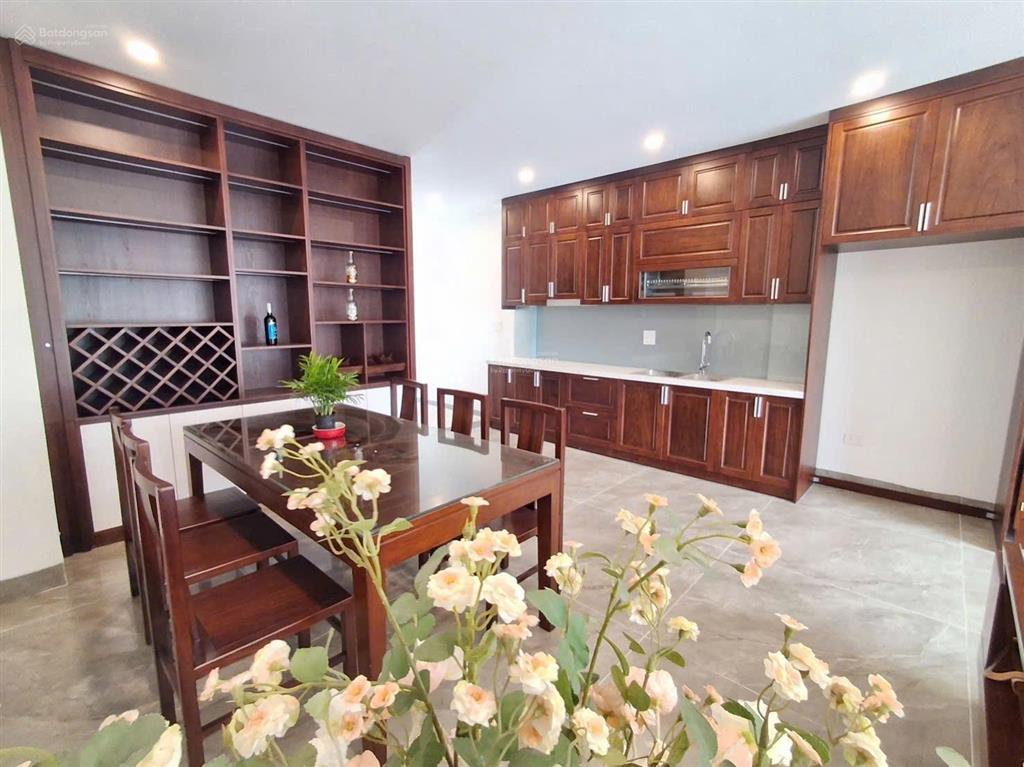 Phố lâm hạ, bồ đề, long biên. cách 15m ra hồ. 68m2 mt 5m. xây 7 tầng thang máy full đồ. 24,5 tỷ