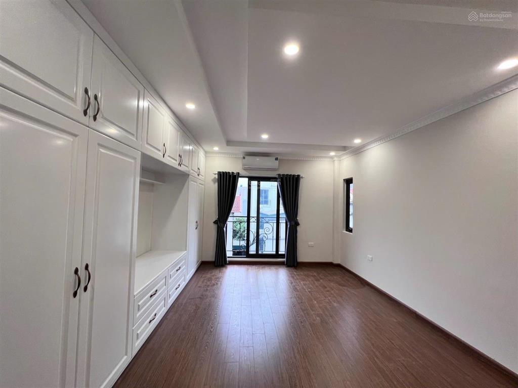 Nhanh tay thì còn, nhà ngọc thụy 6 tầng thang máy s40m2 mt 4m giá 11,5 tỷ