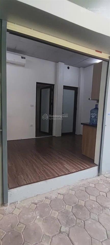 Cho thuê văn phòng tại hoàng quốc việt, 5 triệu, 25m2, 1wc, mặt tiền 4m