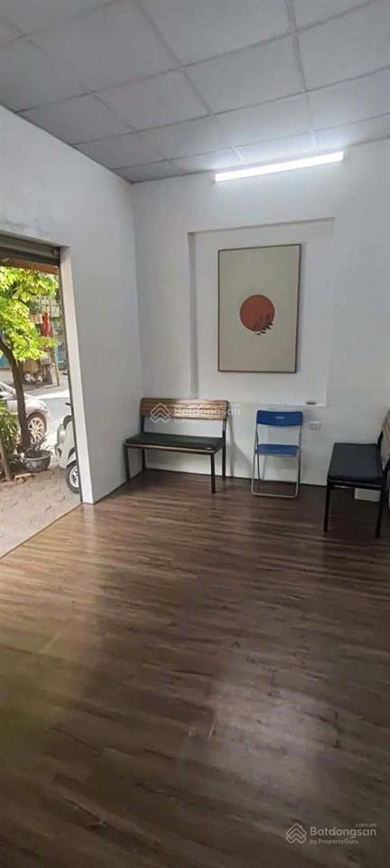 Cho thuê văn phòng tại hoàng quốc việt, 5 triệu, 25m2, 1wc, mặt tiền 4m