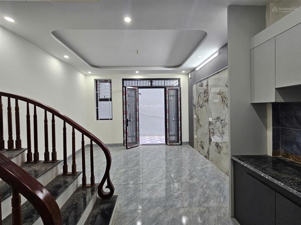 Tôi cần bán nhà trong đê đồng mai,giá hơn 3 tỷ,dt 45m2 x 4 tầng, 4pn, 3wc (gần chợ  trường  buýt)