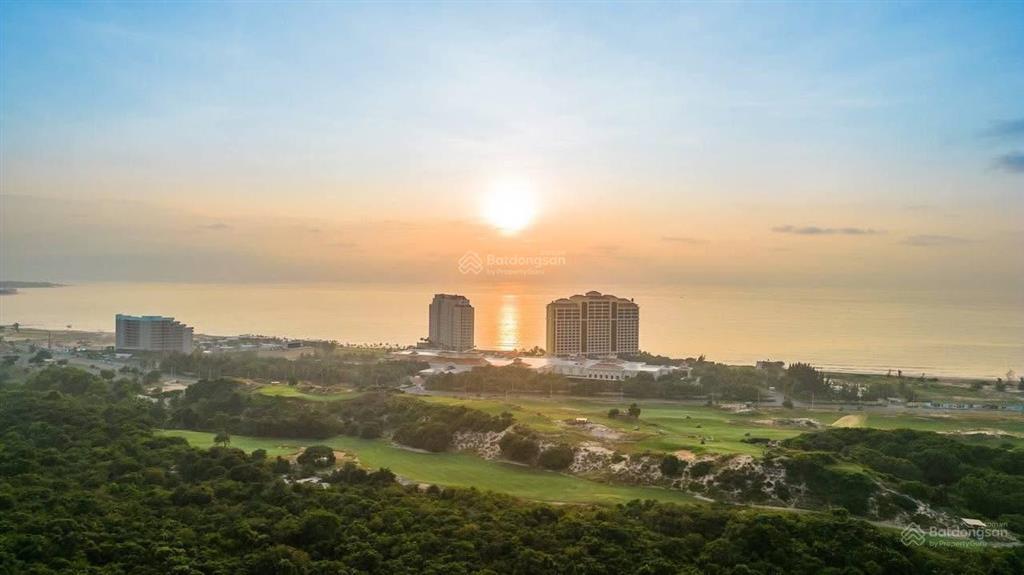 Chính chủ bán căn hộ 1pn 52m2 toà beachfront  full nội thất kèm hợp đồng thuê 236 triệu/ năm