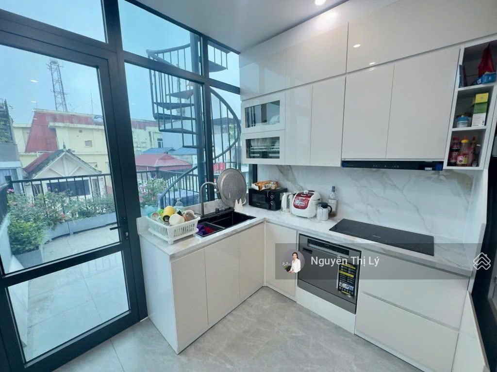 Mặt phố lạc long quân vỉa hè rộng ô tô tránh 6 tầng thang máy view trọn hồ tây