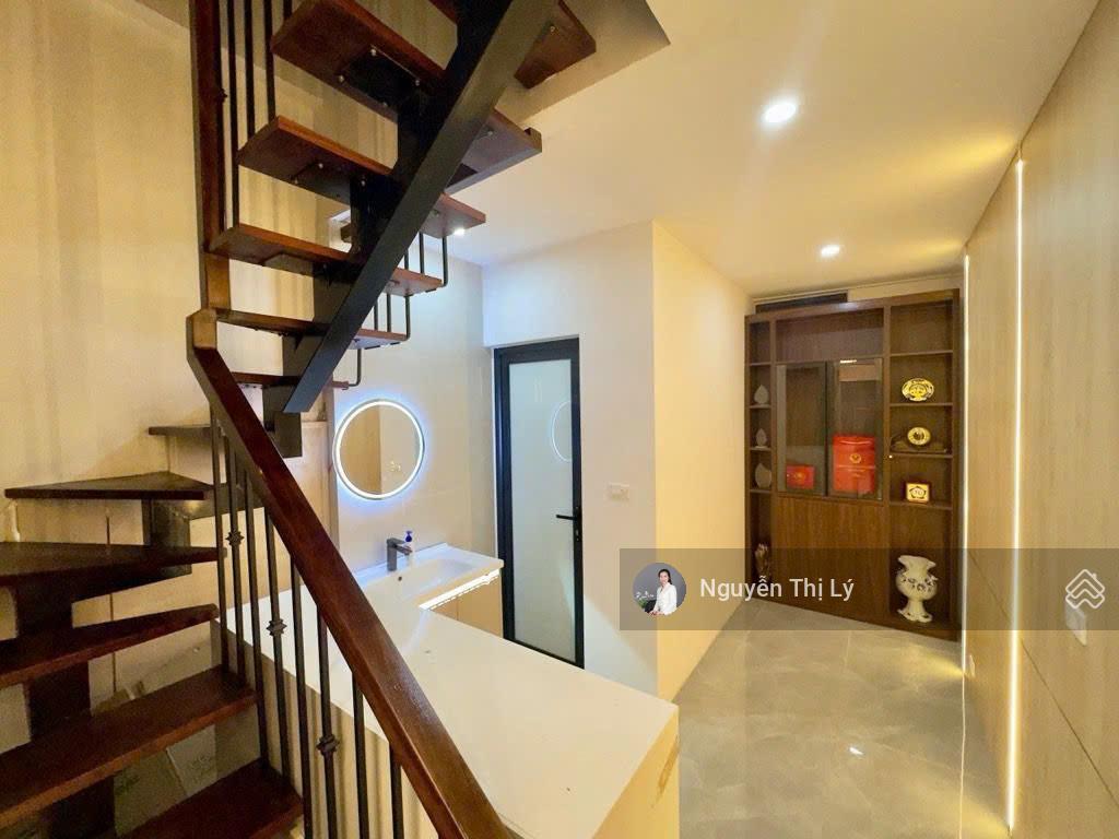 Mặt phố lạc long quân vỉa hè rộng ô tô tránh 6 tầng thang máy view trọn hồ tây