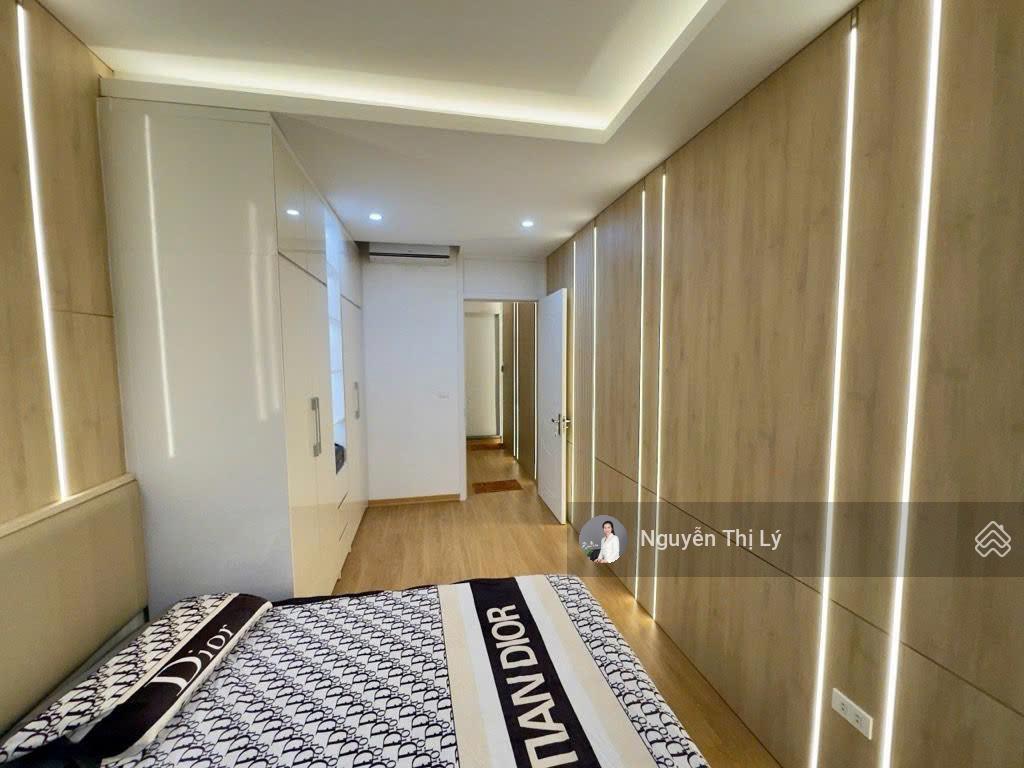 Mặt phố lạc long quân vỉa hè rộng ô tô tránh 6 tầng thang máy view trọn hồ tây