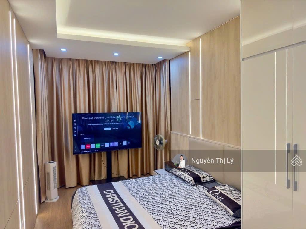 Mặt phố lạc long quân vỉa hè rộng ô tô tránh 6 tầng thang máy view trọn hồ tây