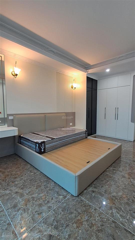 Chắc, đẹp có số ở long biên chủ xây để ở, con không muốn xuống đất, đành bán