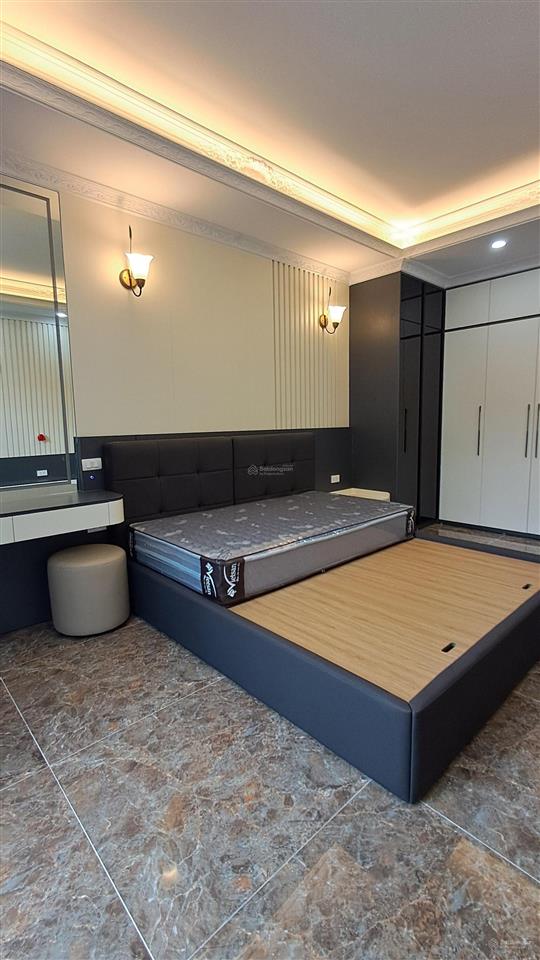 Chắc, đẹp có số ở long biên chủ xây để ở, con không muốn xuống đất, đành bán