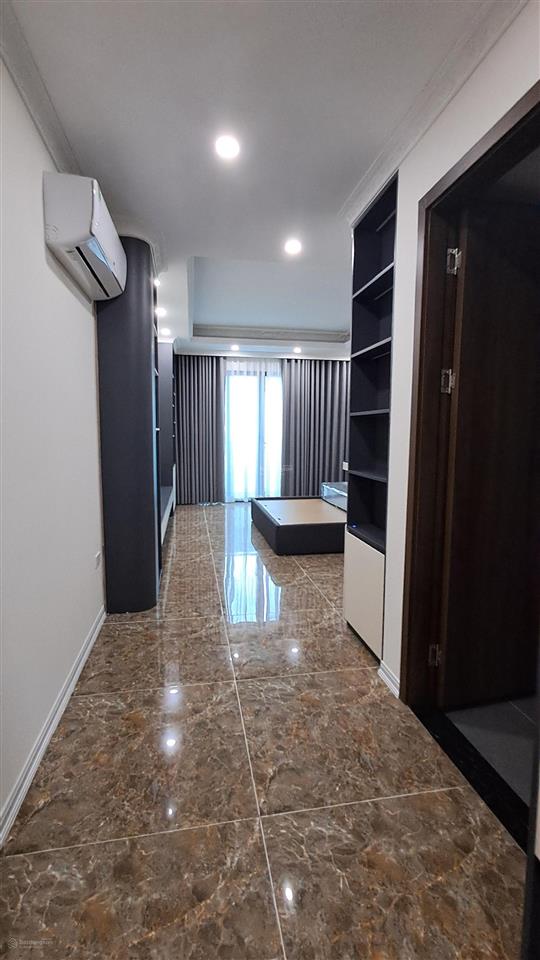 Chắc, đẹp có số ở long biên chủ xây để ở, con không muốn xuống đất, đành bán