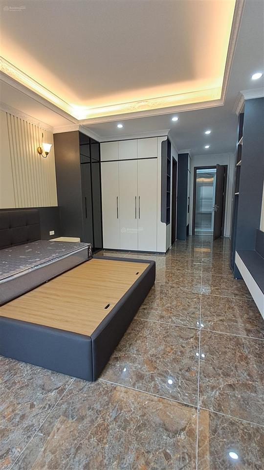 Chắc, đẹp có số ở long biên chủ xây để ở, con không muốn xuống đất, đành bán