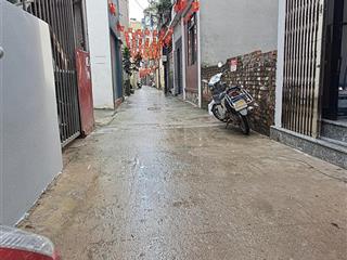 Chắc, đẹp có số ở long biên chủ xây để ở, con không muốn xuống đất, đành bán