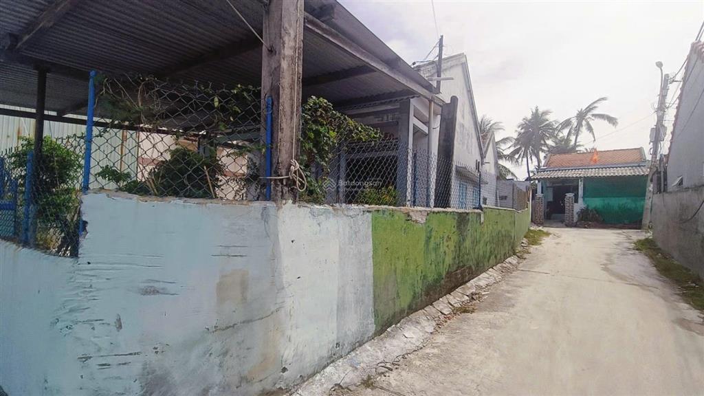 Biển dốc lết căn góc 3 mặt tiền, có 2 căn nhà trên đất... hướng đông .. đường ôtô...