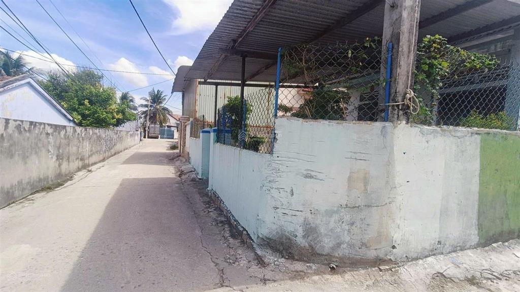 Biển dốc lết căn góc 3 mặt tiền, có 2 căn nhà trên đất... hướng đông .. đường ôtô...