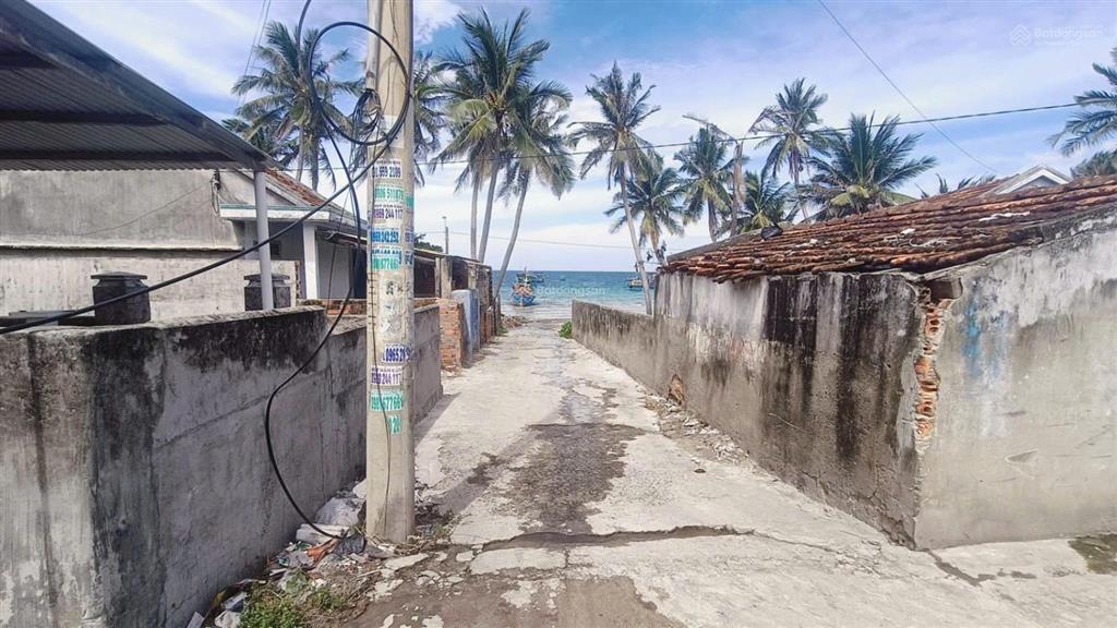 Biển dốc lết căn góc 3 mặt tiền, có 2 căn nhà trên đất... hướng đông .. đường ôtô...