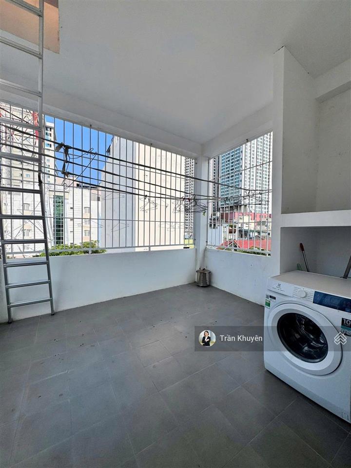 Nhà bán gần biển hòn chồng, hẻm đặng tất, 4 tầng, cách biển 200m, vị trí đẹp kinh doanh lưu trú