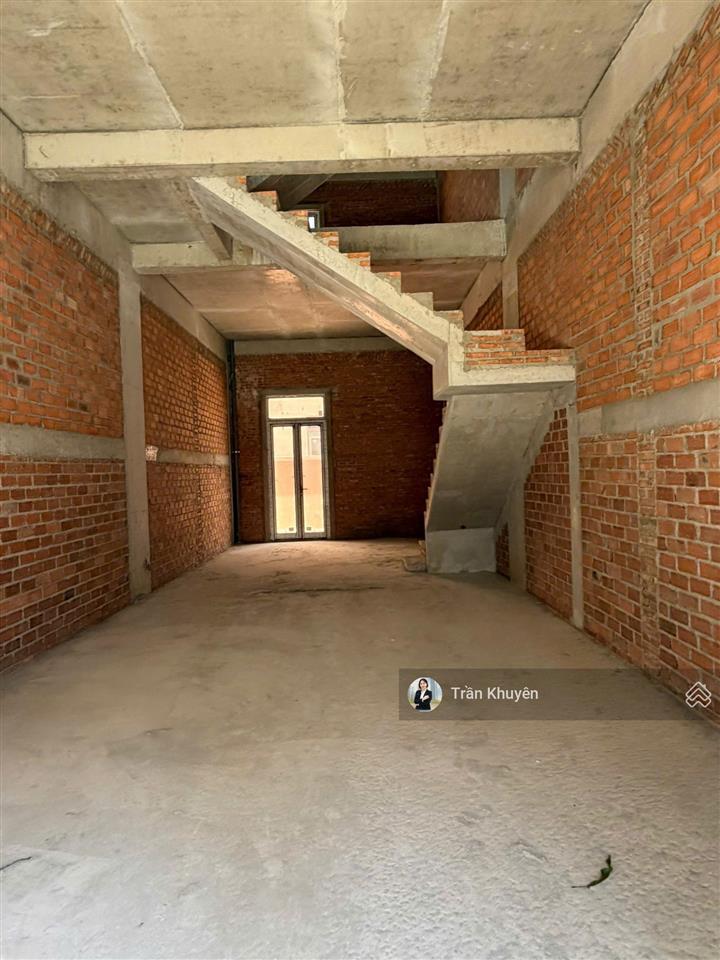 Nhà phố liền kề vinhomes nha trang  cách bãi biển 50m, sổ hồng lâu dài, giá 12.95 tỷ