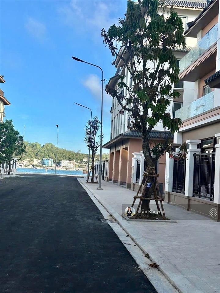 Nhà phố liền kề vinhomes nha trang  cách bãi biển 50m, sổ hồng lâu dài, giá 12.95 tỷ
